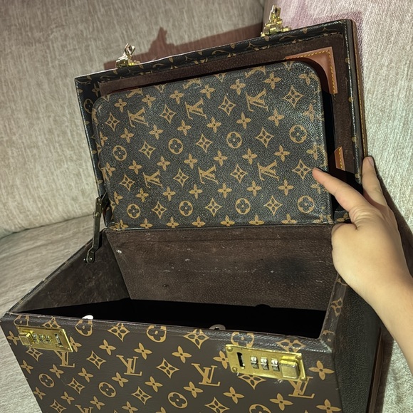 Louis Vuitton Monogram Case - Picture 4 of 4